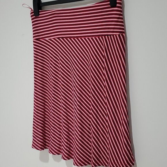 H&M red black white 30" Waist skirt - Picture 2 of 6